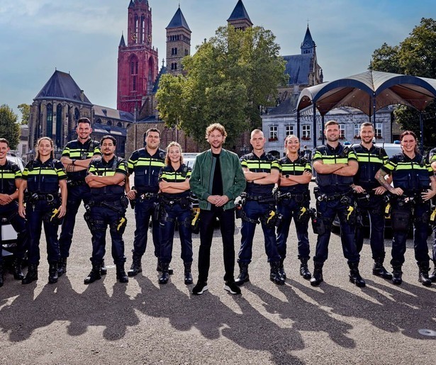 Can en Lars verlenen hulp aan een inbreker in Bureau Maastricht