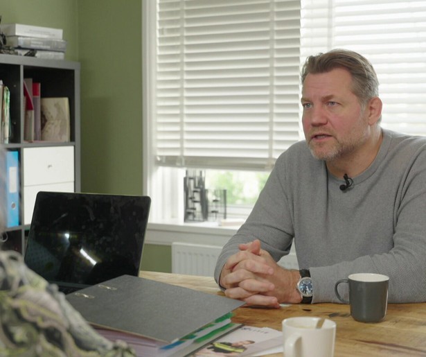 Dennis van der Geest gaat verhaal halen bij een opticien in Bureau Onrecht