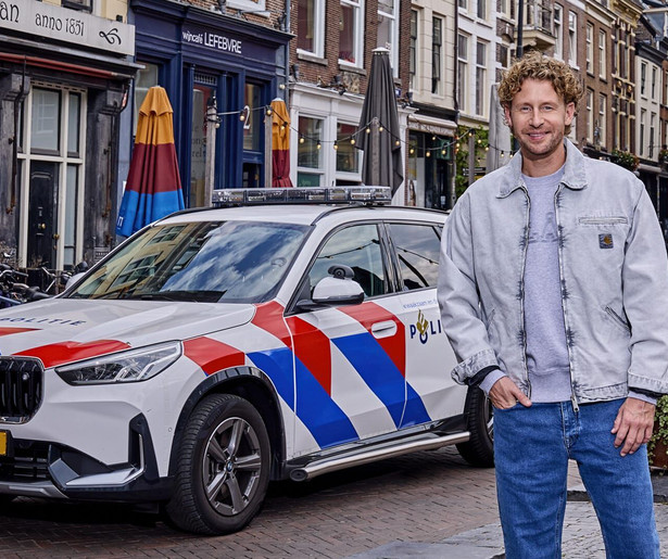 Ewout Genemans ontfermt zich over een hond in Bureau Utrecht
