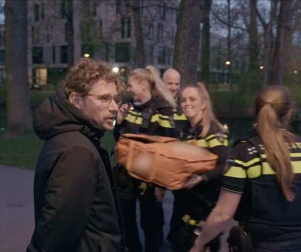 De TV van gisteren: Kijkers gaan stuk om Ewout Genemans die pizza’s bezorgt in Bureau Rotterdam