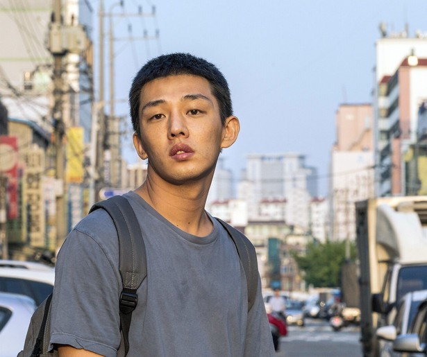 Een koerier in een ongemakkelijke driehoeksverhouding in Burning