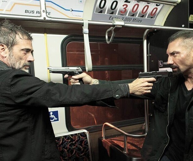 Jeffrey Dean Morgan is echt ten einde raad in actiefilm Bus 657