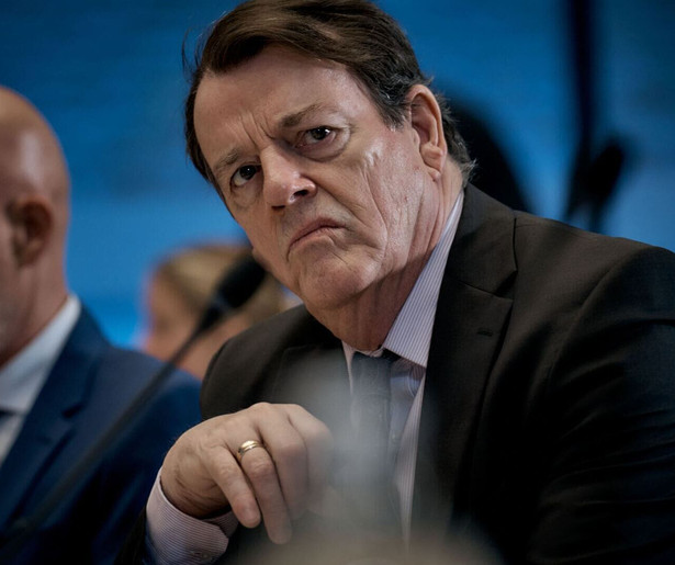 De druk wordt flink opgevoerd op de minister in het seizoensslot van BuZa