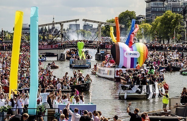 (Bekend) Nederland flaneert op de Canal Parade