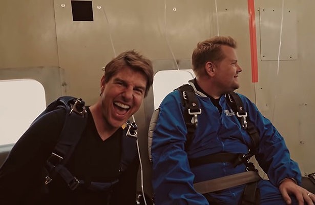 Videosnack: James Corden springt uit een vliegtuig met Tom Cruise