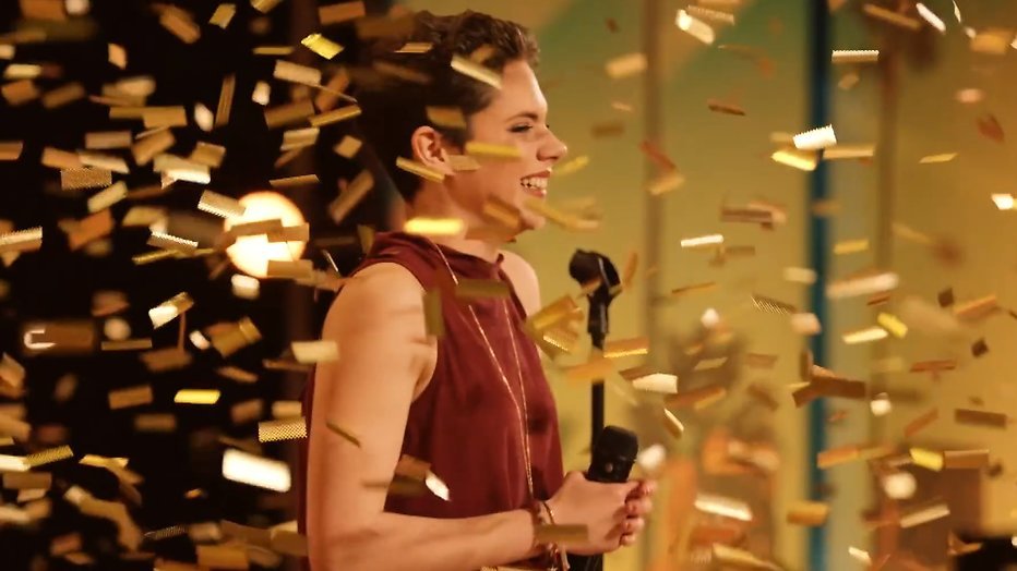 Videosnack: 16-jarig meisje blaast Simon Cowell helemaal weg