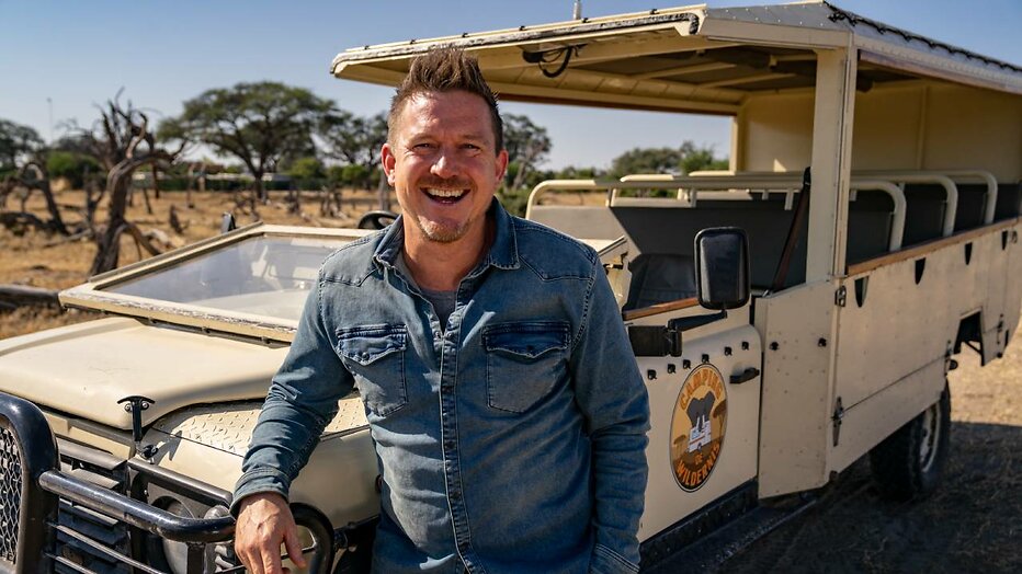 Johnny de Mol in Botswana voor Camping De Wildernis. Johnny de Mol in Botswana voor Camping De Wildernis.