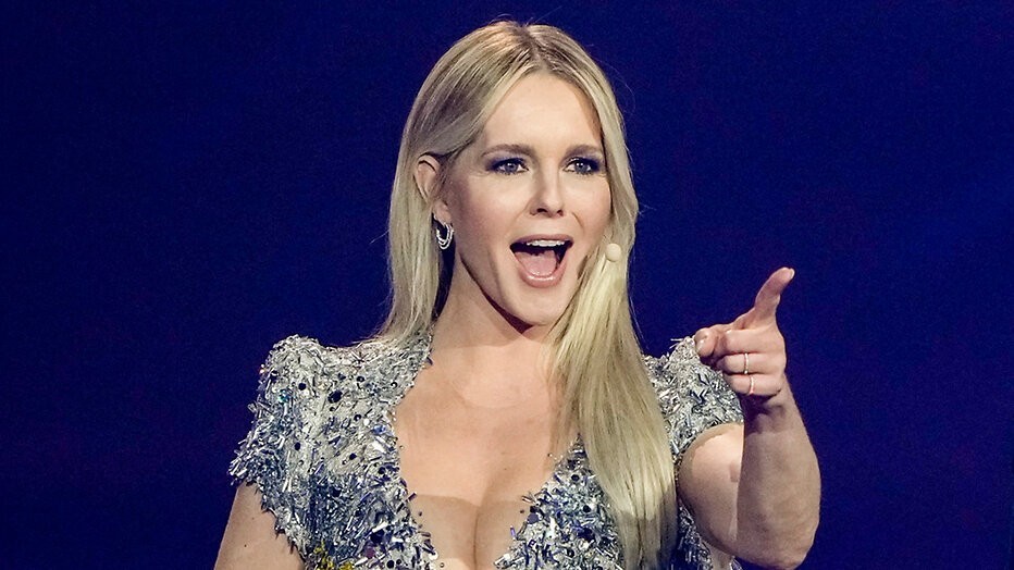 Hilariteit om ongefilterde Chantal Janzen bij puntentelling Songfestival