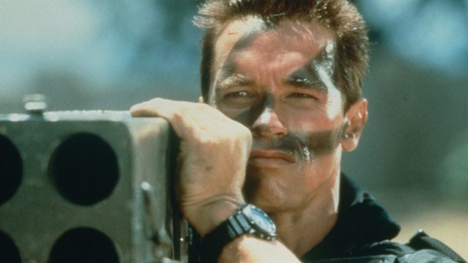 Arnold Schwarzenegger gooit alle remmen los