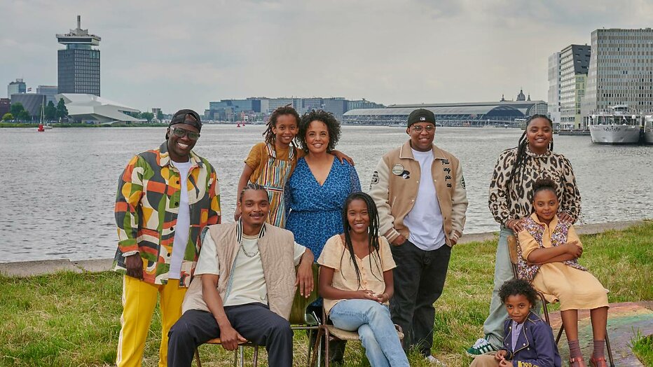 Nieuwe familiefoto van familie Cudogham voor nieuwe seizoen Een Huis Vol.