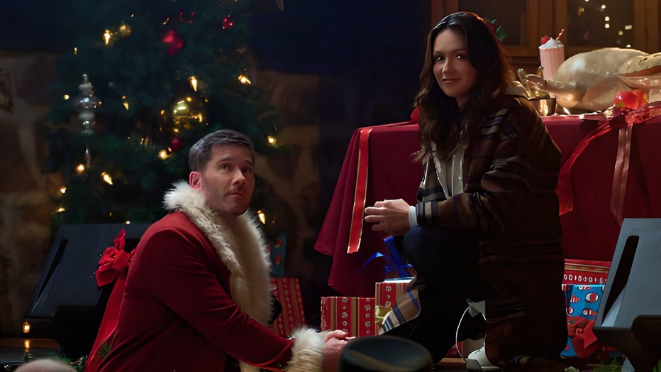 Italia Ricci en Luke Macfarlane in Catch Me If You Claus