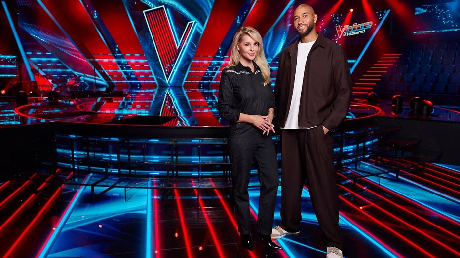 Het presentatieduo van The Voice: Chantal en Edson.