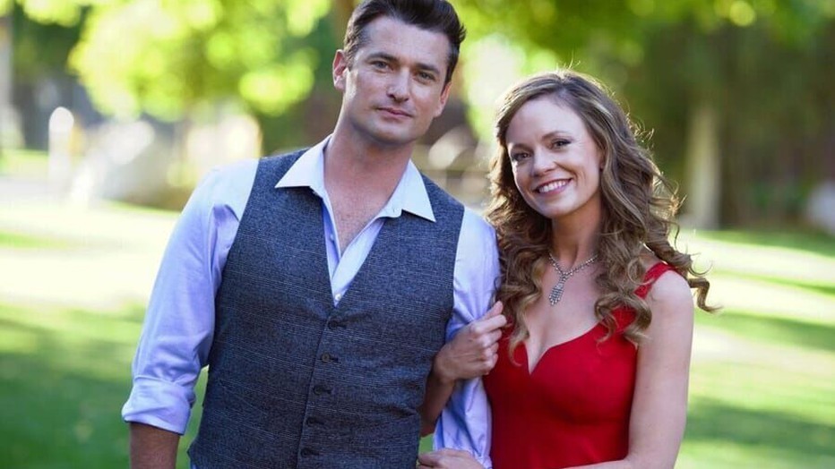 Rachel Boston en Wes Brown in Check Inn to Christmas