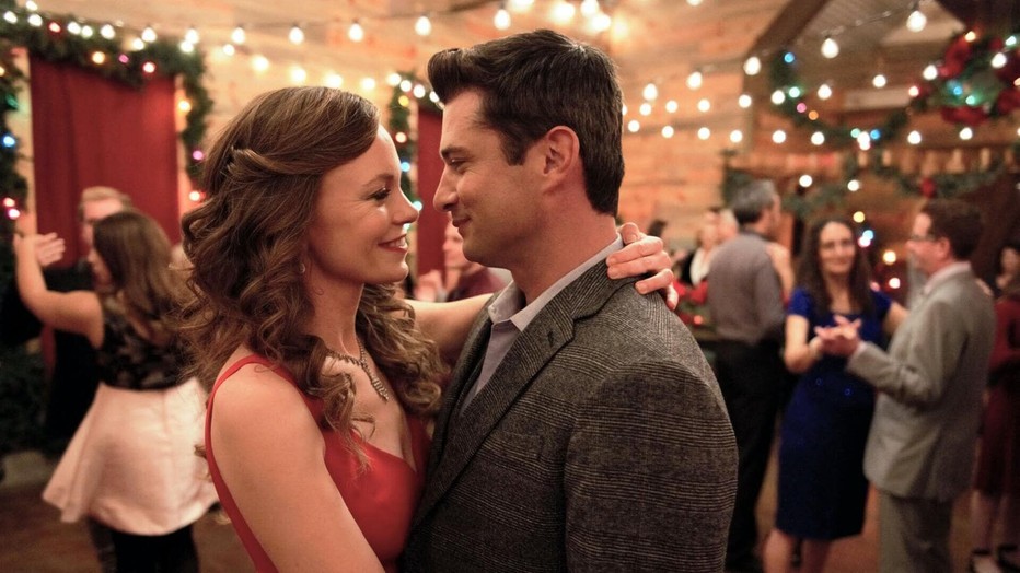 Rachel Boston en Wes Brown in Check Inn to Christmas
