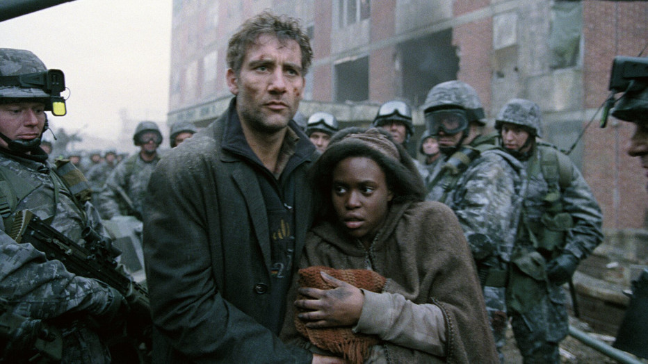 Clive Owen en Clare-Hope Ashitey in Children of Men