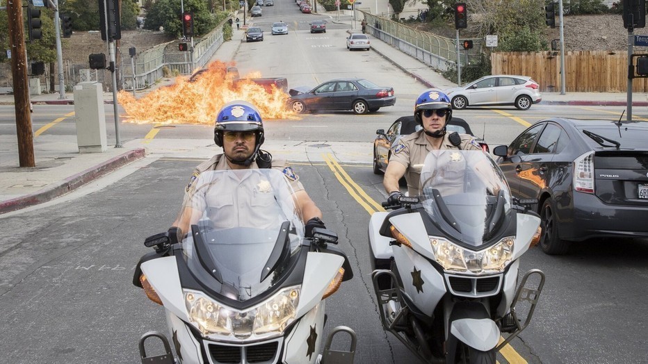 Michael Peña en Dax Shepard in CHiPs