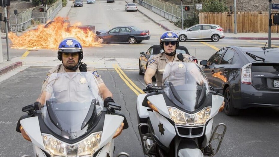 Michael Peña en Dax Shepard in CHiPs