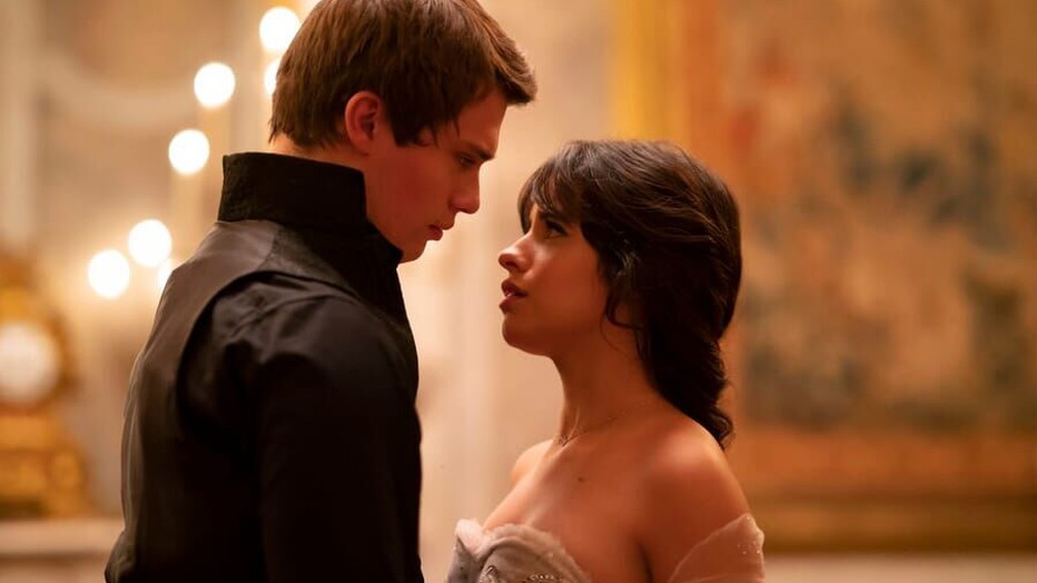Camila Cabello en Nicholas Galitzine in Cinderella
