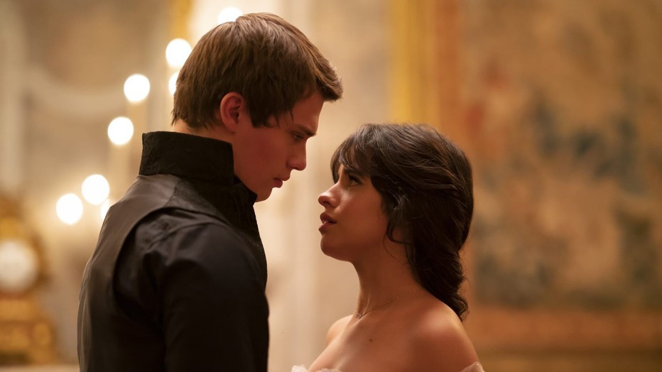 Camila Cabello en Nicholas Galitzine in Cinderella
