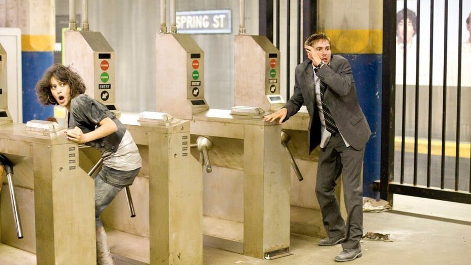 Lizzy Caplan en Michael Stahl-David in Cloverfield