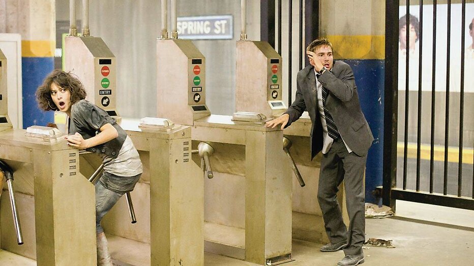 Lizzy Caplan en Michael Stahl-David in Cloverfield