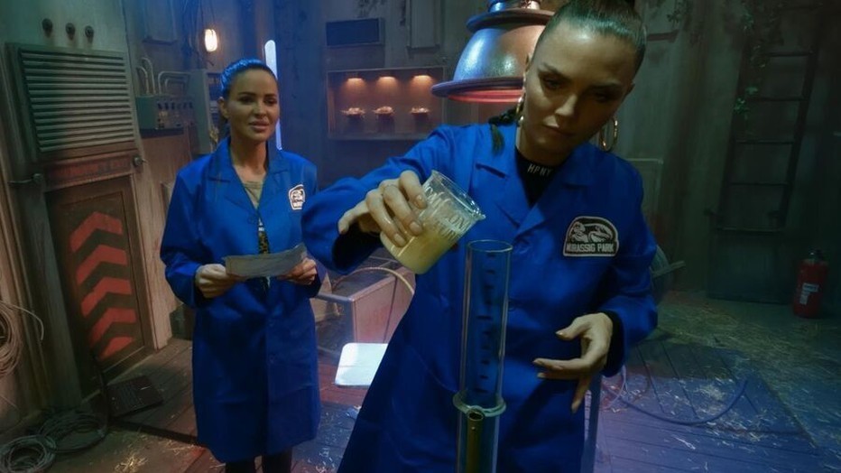 Sylvia Geersen en Kim Feenstra in Code van Coppens