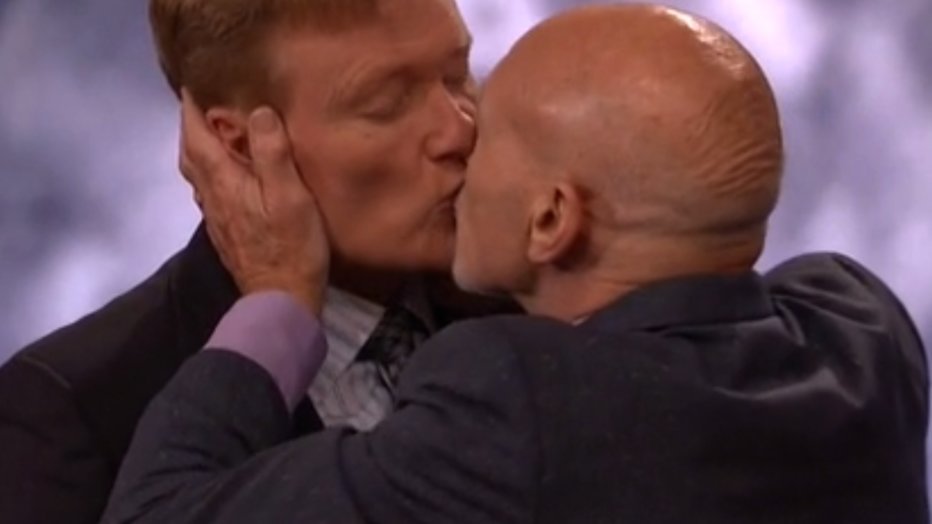 Patrick Stewart pleit voor zoenende heteromannen Patrick Stewart pleit voor zoenende heteromannen