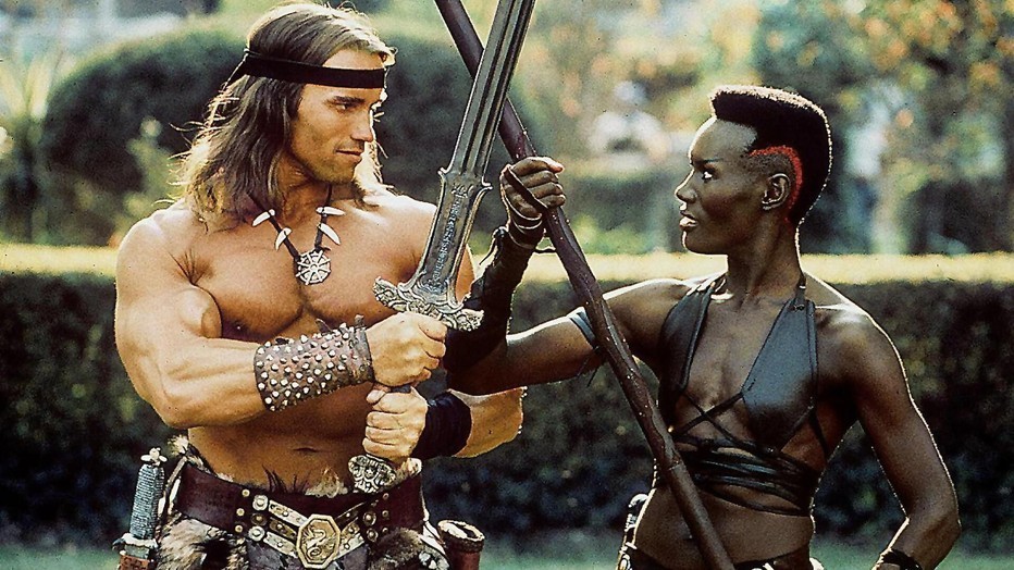 Arnold Schwarzenegger als Conan en Grace Jones als Zula in Conan the Destroyer