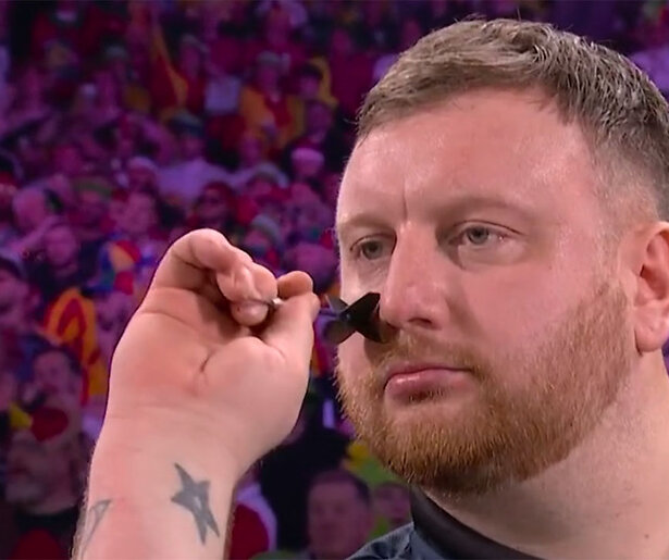 Darter molesteert podium en wordt weggestuurd door scheidsrechter op WK Darts 2026