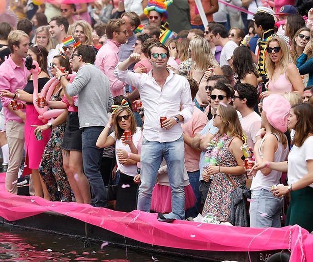 GTST-boot als Café de Koning door Amsterdamse grachten