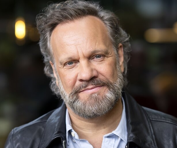 Carlo Boszhard deelt verdrietig nieuws en doet stapje terug: 'Mijn lieve vader is overleden'