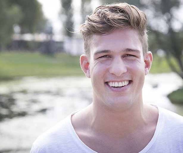 Expeditie Robinson-kandidatenbegeleider Carlos Platier Luna: 'De kandidaten smokkelden eten mee'