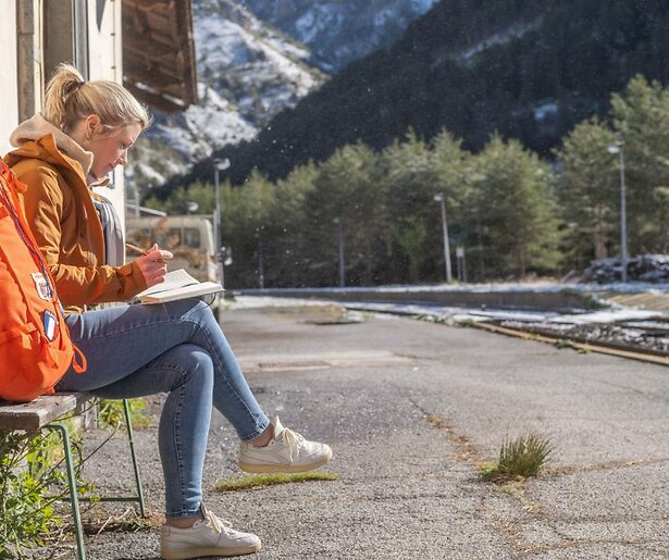 Eerste beelden: Carrie ten Napel trekt met knaloranje rugzak door de Alpen