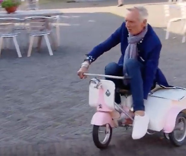 Martien Meiland op een kinderscooter is geweldig