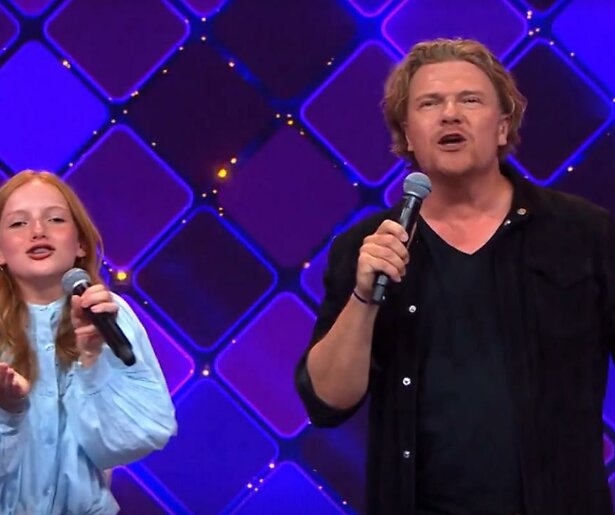 Bastiaan Ragas en dochter Cato verrassen met duet in DNA Singers