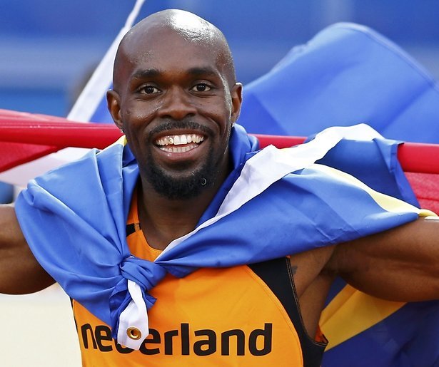 Churandy Martina reikt Zilveren Ster Presentator uit