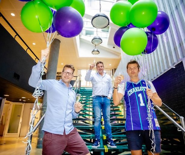 Radiozenders passen programmering aan om avondklok