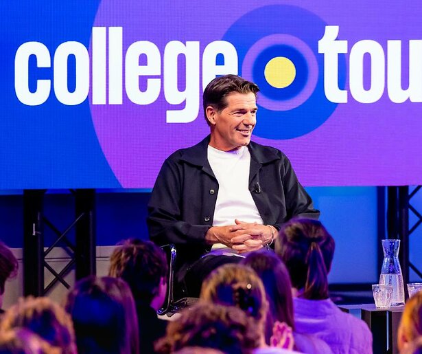 Twan Huys ontvangt Mercedes-baas Ola Källanius in College Tour