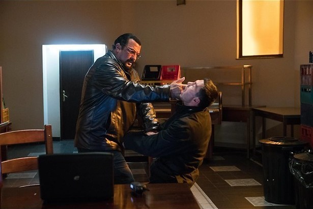 Steven Seagal knokt met terroristen