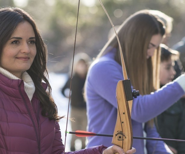 Zwijmelen bij het kampvuur in romcom Campfire Kiss