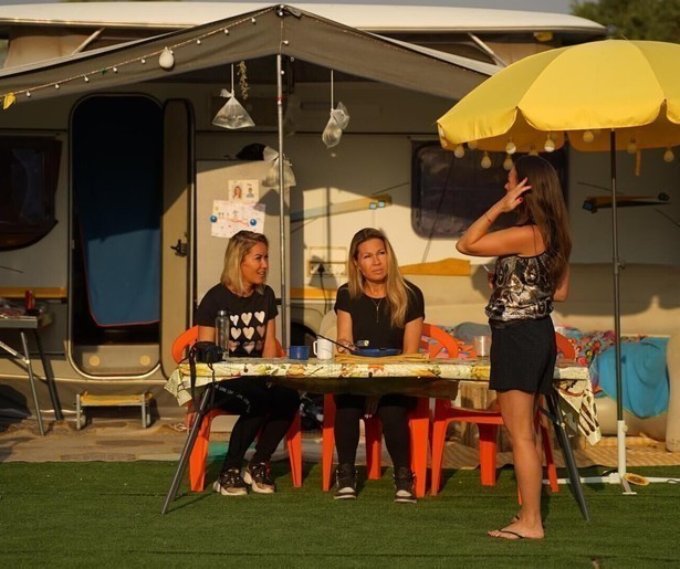 De vrouwen gaan terug naar de bewoonde wereld in Camping de Wildernis