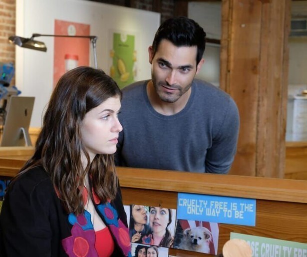 Alexandra Daddario klapt uit de school in Sophie Kinsella's Can You Keep a Secret?