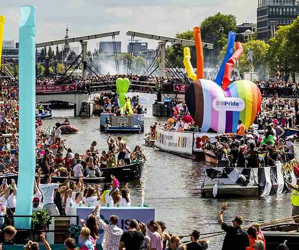 Mis via deze weg niets van de Canal Parade 2023 in Amsterdam
