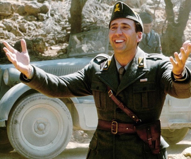 Nicolas Cage speelt de mandoline in Captain Corelli's Mandolin op Net 5