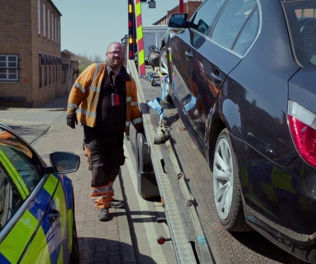 Illegaal rondrijdende auto's van de weg gehaald in Car Pound Cops