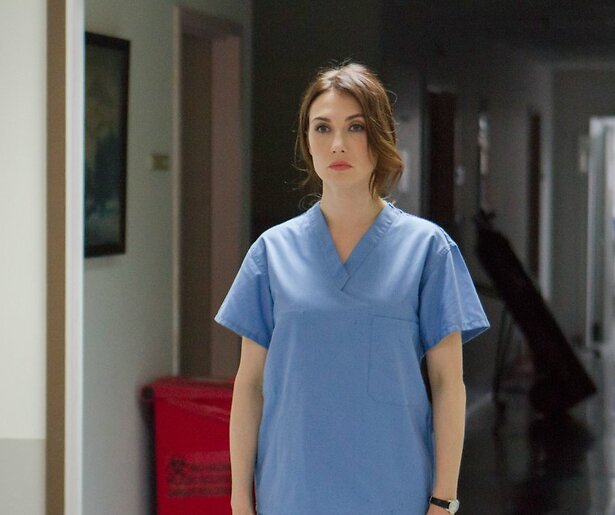 Carice van Houten weet zich totaal geen raad in Incarnate