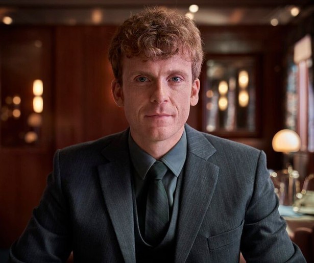 Axel komt in de problemen in Carmen Curlers