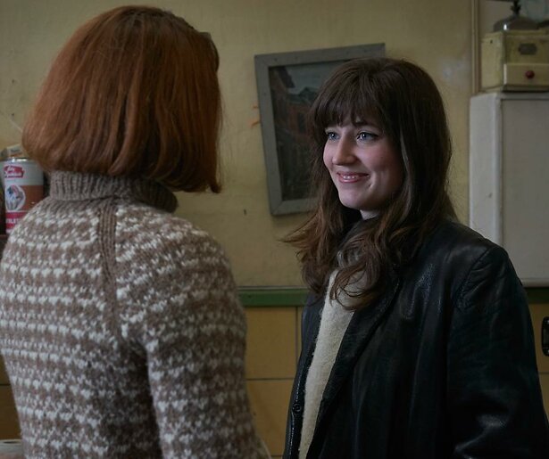 Nina Terese Rask stelt Fanny Leander Bornedal voor aan haar activistische vrienden in Carmen Curlers