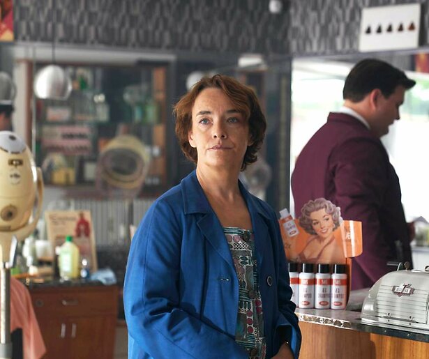 Maria Rossing krijgt het nodige voor haar kiezen in Carmen Curlers