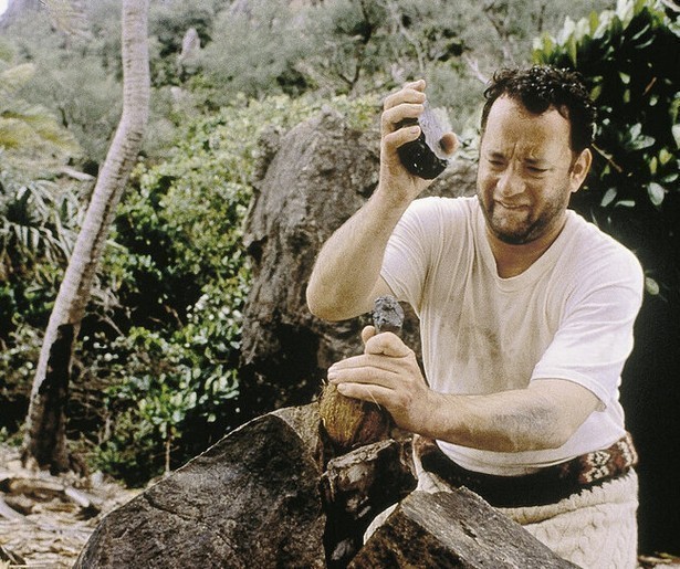 Tom Hanks spoelt met volleybal aan op een eiland